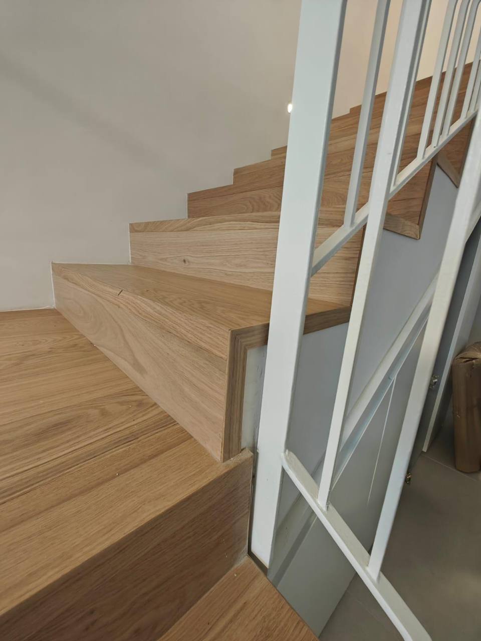 מדרגות אלון מעקה לבן