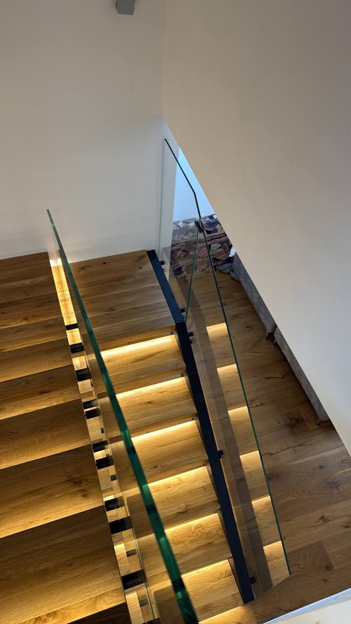 מדרגות צפות LED מלמעלה