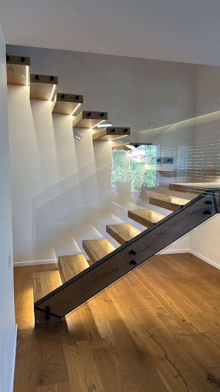 מדרגות עם קירות אבן