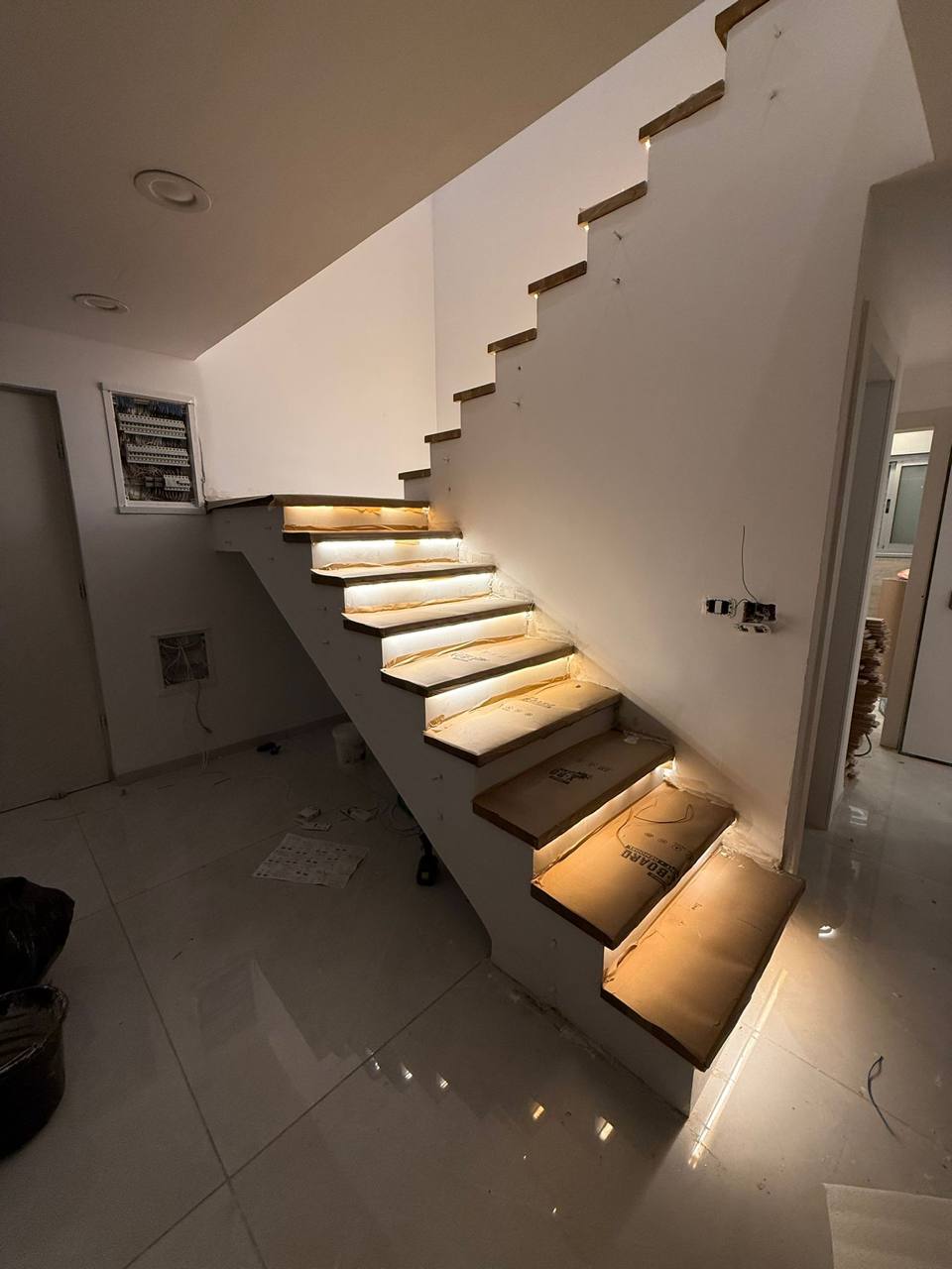 התקנת מדרגות LED