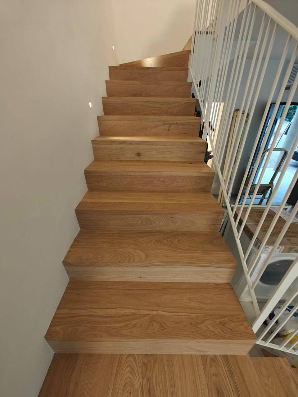 מדרגות עם תאורת LED