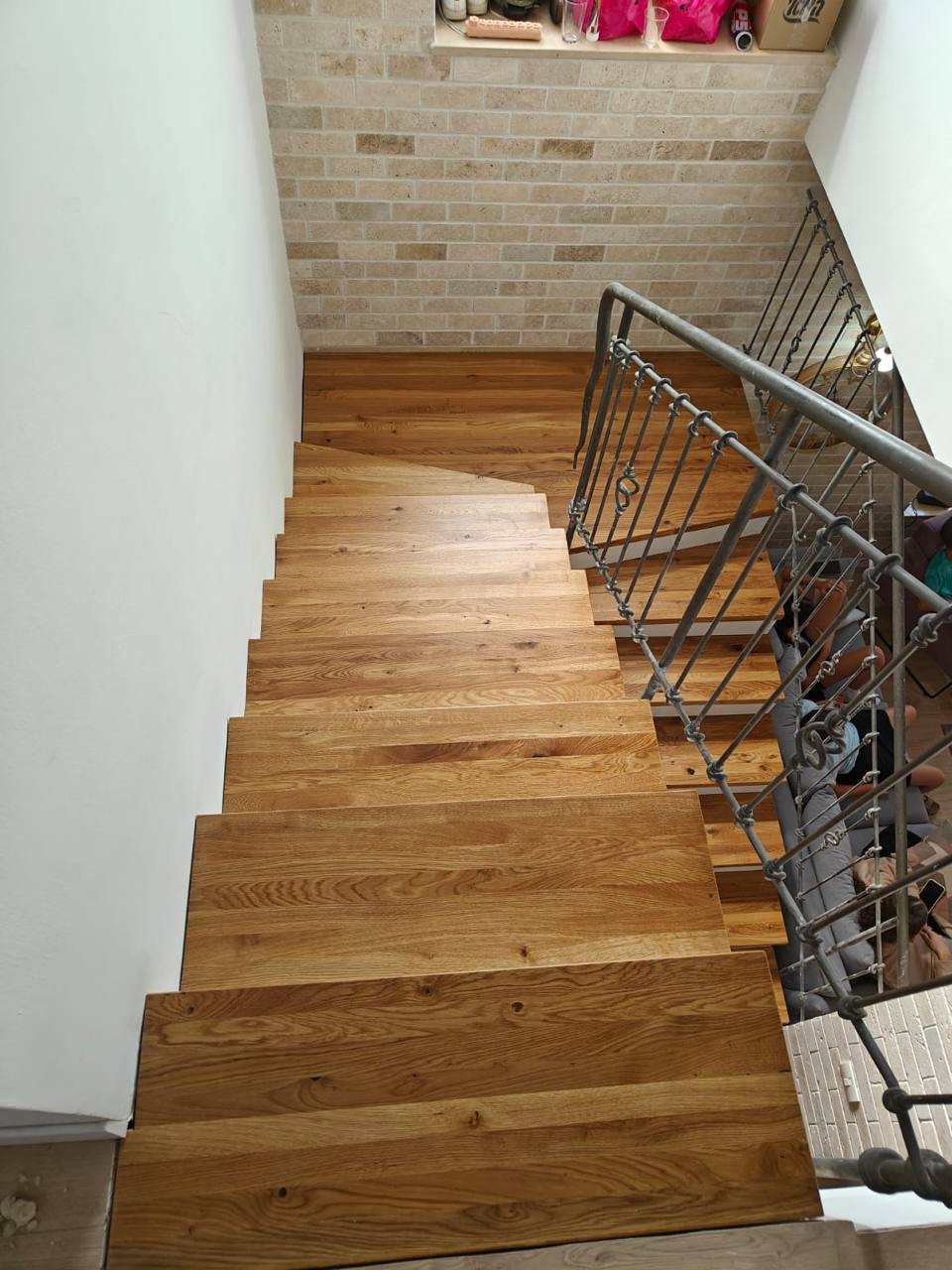 מדרגות אלון עם מעקה ברזל